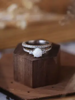 Женское кольцо из двухслойного цельного циркона из 100% серебра 925 пробы, состоящее из обычного кольца в виде круга и кольца в виде круга, инкрустированного опалом