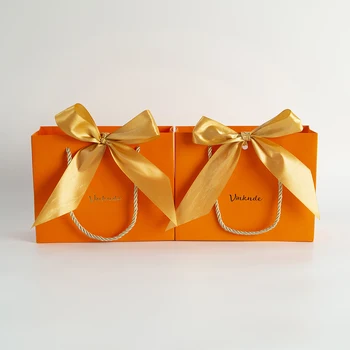 Изготовленный на заказ логотип, 100 упаковок Красочных подарочных пакетов с золотой лентой-бантом, Объемные Бумажные пакеты для подарков на свадьбу, День рождения ребенка, вечеринку в честь Дня рождения ребенка с ручками